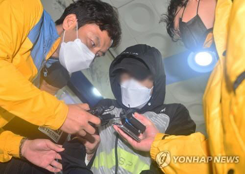 고(故) 최숙현 선수에게 가혹 행위를 해온 혐의로 재판에 넘겨진 운동처방사 안주현 법정에서 나오고 있다. [연합뉴스]